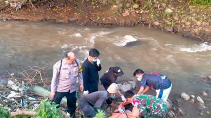 Polsek Malangbong Lakukan Penyelidikan dan Cek TKP Penemuan Mayat Pria di Sungai Cipedes IMG_20260424_004152.jpg