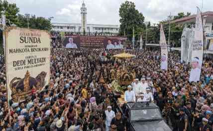Mahkota Binokasih Memukau Karawang, Ribuan Warga Padati Alun-alun Saksikan Kirab Budaya Sunda IMG_20260510_112718.jpg