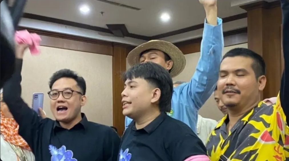 Delpedro Marhaen dan Tiga Terdakwa Lain Divonis Bebas dalam Kasus Dugaan Penghasutan Demonstrasi Agustus 2025